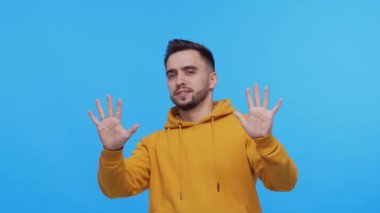 Etkileyici bir geçmişi olan etkileyici bir genç adam. Sıkılmış kişinin stüdyo portresi.