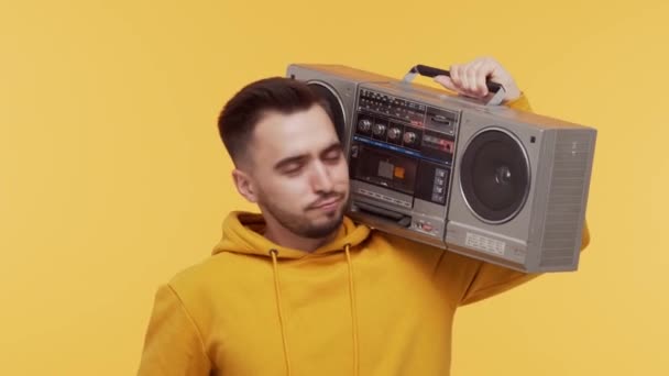 Jovem Feliz Com Gravador Vintage Homem Elegante Tocando Música Dançando — Vídeo de Stock