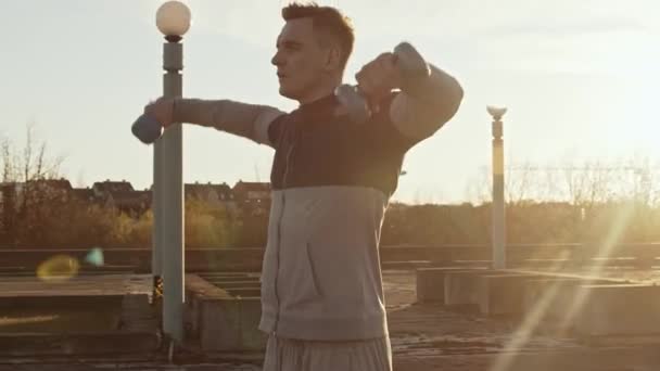 Mladý Fit Muž Večerní Cvičení Venku Pozadí Západu Slunce Fitness — Stock video