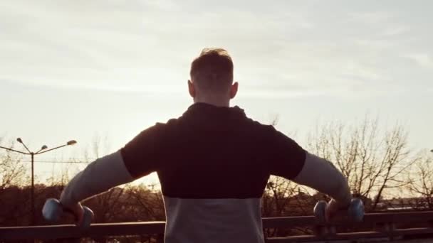 Junger Und Fitter Mann Beim Abendlichen Workout Freien Urbaner Sonnenuntergang — Stockvideo