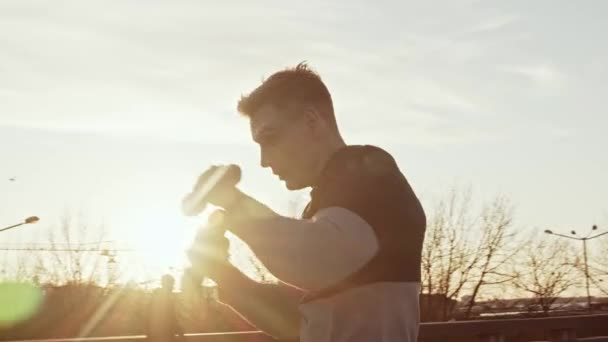 Junger Und Fitter Mann Beim Abendlichen Workout Freien Urbaner Sonnenuntergang — Stockvideo