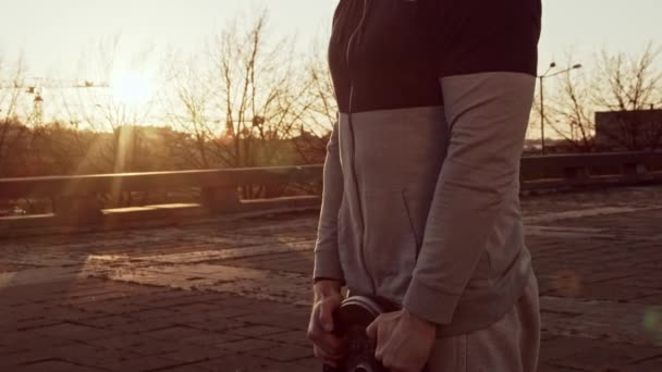 Homem Jovem Apto Tendo Treino Noite Livre Pôr Sol Urbano — Vídeo de Stock