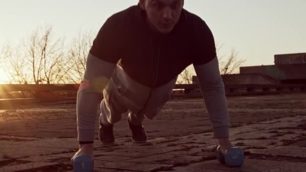 Mladý Fit Muž Večerní Cvičení Venku Pozadí Západu Slunce Fitness — Stock video