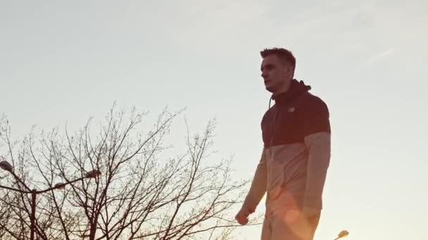 Hombre Joven Forma Que Tiene Entrenamiento Aire Libre Por Noche — Vídeos de Stock