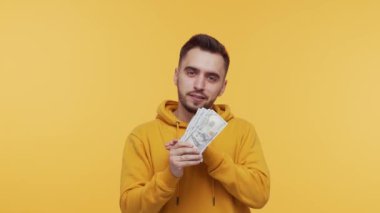 Parası olan etkileyici ve mutlu bir genç adam. Büyük ikramiyeyi kazanan kişi. Piyango ve kumarhane kavramları.