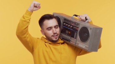 Genç ve mutlu bir DJ ve 90 'lardan kalma klasik bir kaset çalar. Şık bir adam müzik çalıyor ve dans ediyor. Parti konsepti.