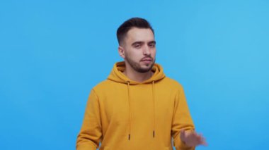 Etkileyici bir geçmişi olan etkileyici bir genç adam. Sıkılmış kişinin stüdyo portresi.