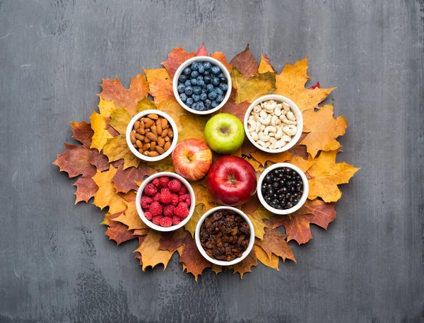 Fond Saisonnier Automne Cadre Feuilles Érable Colorées Raisins Secs Noix — Photo