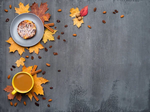 Saisonale Herbststimmung Rahmen Aus Bunten Ahornblättern Und Einer Tasse Heißgetränk — Stockfoto