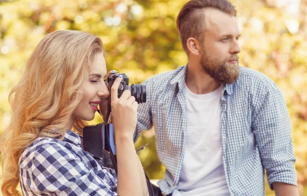 Mann Und Frau Verabreden Sich Herbst Freien Mädchen Mit Fotokamera — Stockfoto