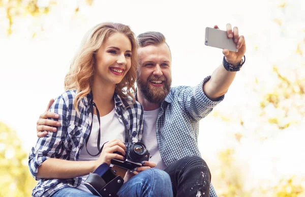 Νεαρό Ζευγάρι Αγάπης Κάνει Selfie Φωτογραφία Στο Πάρκο Φθινόπωρο Αγάπη — Φωτογραφία Αρχείου
