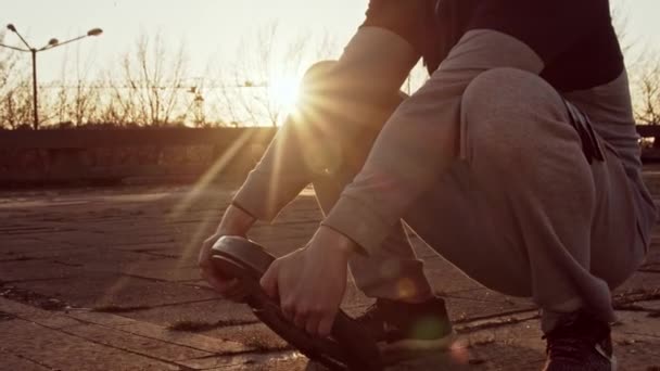 Jonge Fitte Man Die Avonds Buiten Traint Stedelijke Zonsondergang Achtergrond — Stockvideo