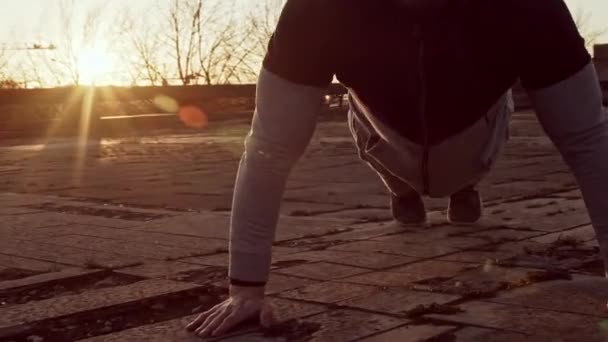 Hombre Joven Forma Que Tiene Entrenamiento Aire Libre Por Noche — Vídeos de Stock