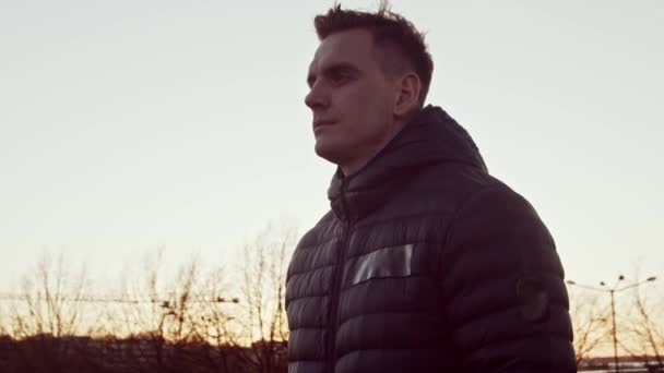 Junger Und Fitter Mann Beim Abendlichen Workout Freien Urbaner Sonnenuntergang — Stockvideo