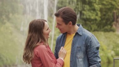 Genç, mutlu, sevgi dolu bir çiftin parkta romantik bir randevusu var. İlişkiler, arkadaşlık ve aşk kavramı.