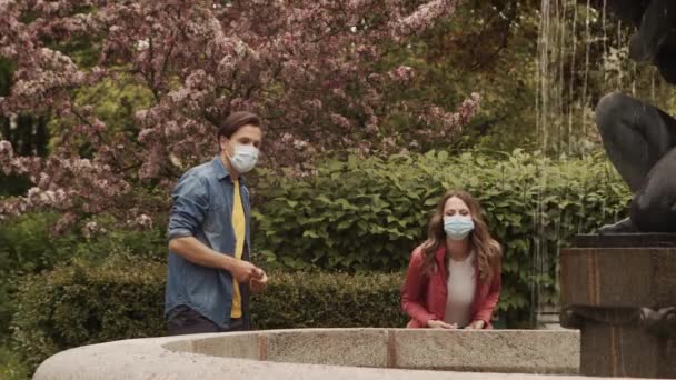 コロナウイルスのロックダウン危機の間公園でデートした若い 愛情のあるカップル 愛の概念 社会的距離とウイルス保護の概念 — ストック動画