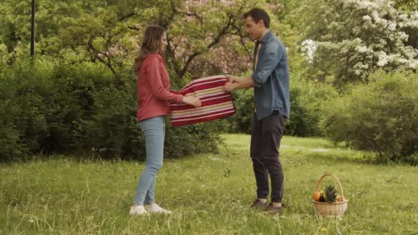 Jeune Heureux Couple Aimant Avoir Rendez Vous Romantique Dans Parc — Video