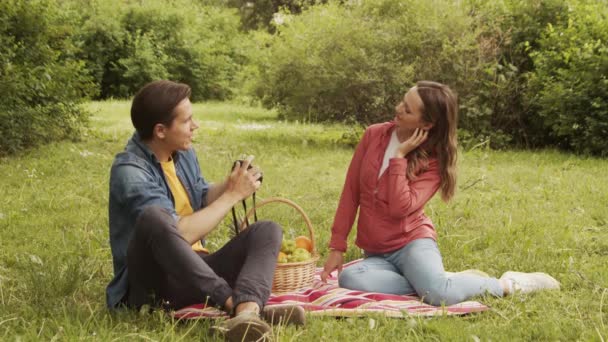 Jong Gelukkig Liefdevol Koppel Met Een Romantisch Afspraakje Het Park — Stockvideo