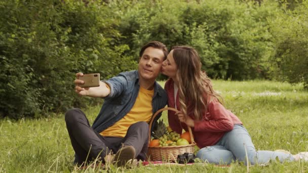 Joven Feliz Pareja Amorosa Teniendo Una Cita Romántica Parque Concepto — Vídeos de Stock