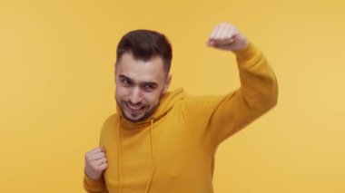 Etkileyici ve neşeli bir geçmişi olan genç adam. Kazanan kişinin stüdyo portresi.