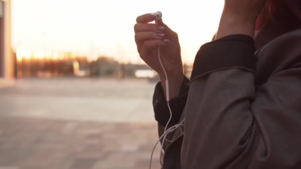 Jovem Mulher Negócios Atraente Sentado Livre Banco Menina Usando Smartphone — Vídeo de Stock