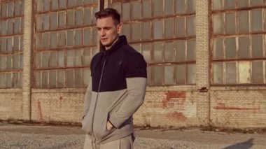 Genç ve zinde bir adam dışarıda akşam antrenmanı yapıyor. Şehir günbatımı geçmişi. Spor ve spor kavramları.