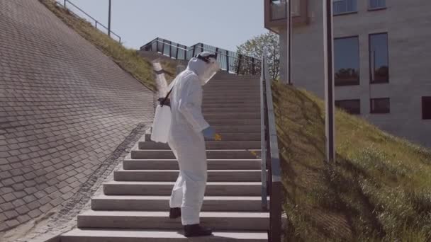 Mann Schutzanzug Desinfiziert Straße Mit Antiseptischem Sprayer Oberflächenbehandlung Wegen Coronavirus — Stockvideo