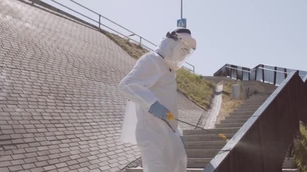 보호용 양복을 사람은 방부제를 사용하여 거리를 코로나 바이러스 Coronavirus 2019 — 비디오