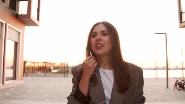 Joven Atractiva Mujer Negocios Caminando Aire Libre Teniendo Una Conversación — Vídeos de Stock