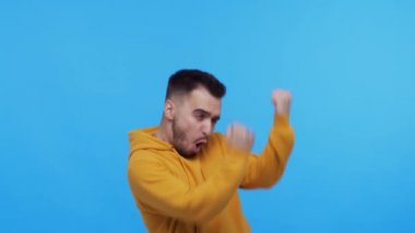 Etkileyici ve neşeli bir geçmişi olan genç adam. Kazanan kişinin stüdyo portresi.