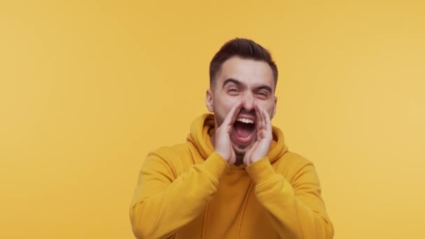 Expressive Pemuda Menjerit Dan Berteriak Atas Latar Belakang Bersemangat Potret — Stok Video