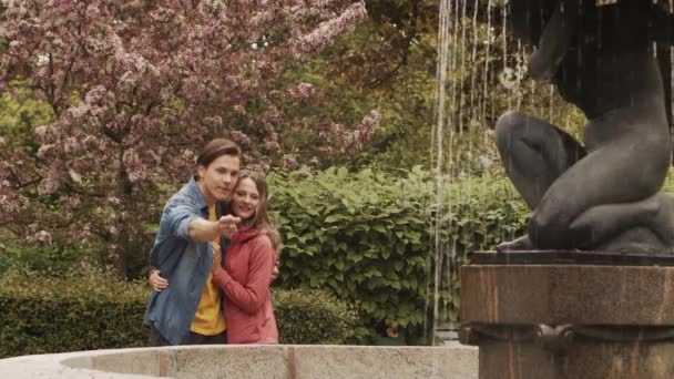 Young Happy Loving Couple Having Date Park Fountain Relations Friendship — Stock Video
