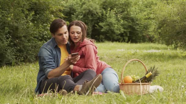 Joven Feliz Pareja Amorosa Teniendo Una Cita Romántica Parque Concepto — Vídeos de Stock