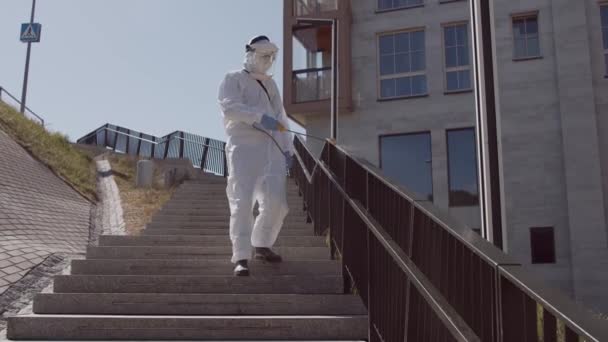 보호용 양복을 사람은 방부제를 사용하여 거리를 코로나 바이러스 Coronavirus 2019 — 비디오