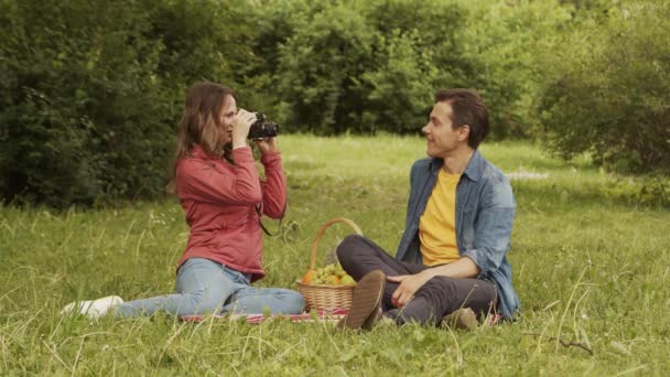 Νεαρό Ευτυχισμένο Ζευγάρι Που Έχει Ρομαντικό Ραντεβού Στο Πάρκο Σχέσεις — Αρχείο Βίντεο
