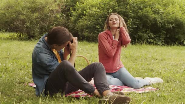 Jeune Heureux Couple Aimant Avoir Rendez Vous Romantique Dans Parc — Video