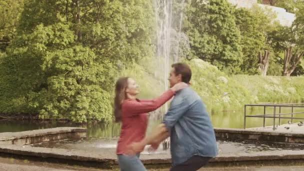 Joven Feliz Pareja Amorosa Teniendo Una Cita Romántica Parque Concepto — Vídeos de Stock