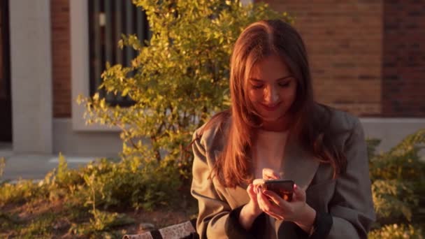 Genç Çekici Kadını Dışarıda Bankta Oturuyor Akıllı Telefon Kullanıyor Gün — Stok video