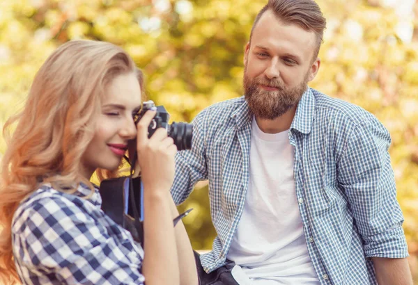 Man Och Kvinna Har Date Utomhus Hösten Flickan Gjorde Fotokamera — Stockfoto