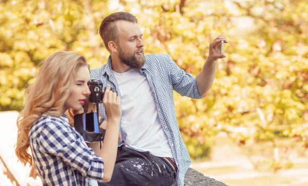 Muž Žena Fotí Kamerou Smartphonem Podzimním Parku Láska Cestování Vztahy — Stock fotografie