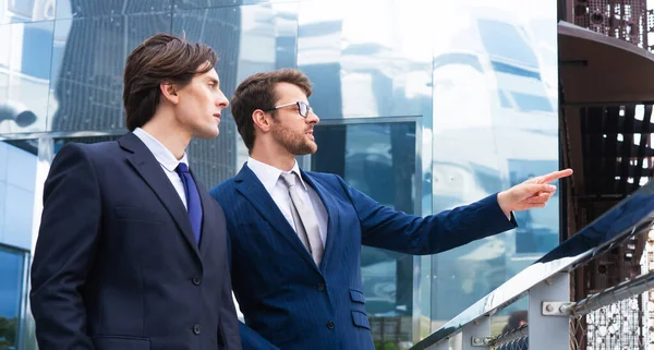 团队合作和商业概念 有信心的商界人士穿着正式服装 在办公楼前谈论银行和金融市场 — 图库照片
