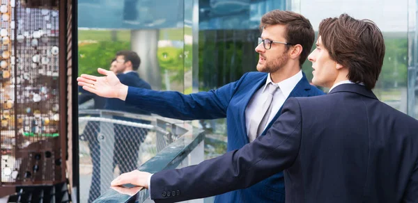 Trabajo Equipo Concepto Negocio Empresarios Confiados Ropa Formal Conversando Sobre — Foto de Stock