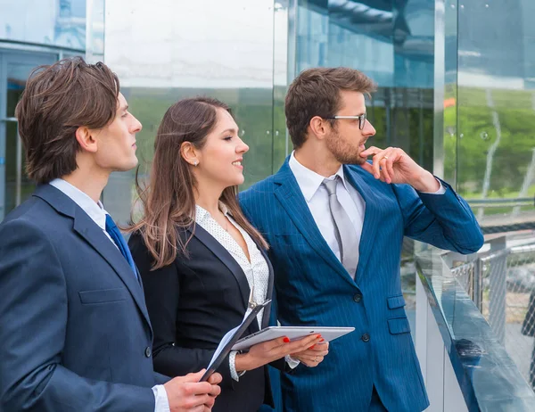 チームワークとビジネスコンセプト オフィスビルの前で銀行や金融市場についての会話を持つ正式な摩耗の自信のあるビジネスマン 実業家 実業家 — ストック写真