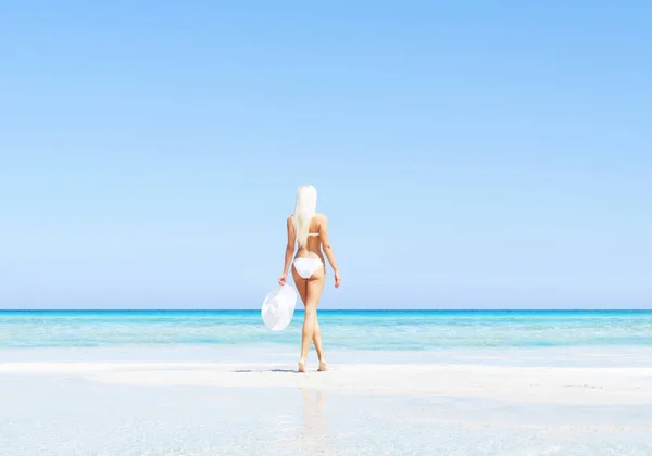年轻而美丽的金发女人穿着比基尼在海滩上摆姿势 合身性感的泳衣模特 夏季概念 — 图库照片