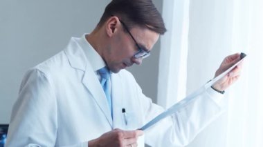 Modern sanal ve geliştirilmiş gerçeklik teknolojileri kullanarak hastane ofisinde çalışan profesyonel tıp doktoru. Tıp ve sağlık hizmetleri kavramı.