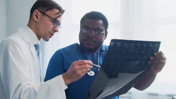 Dokter Chirurg Praten Bij Het Raam Kijken Naar Röntgenfoto Medische — Stockvideo