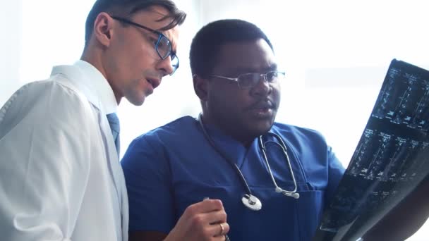 Médico Cirujano Hablando Cerca Ventana Mirando Rayos Trabajadores Médicos Hospital — Vídeo de stock