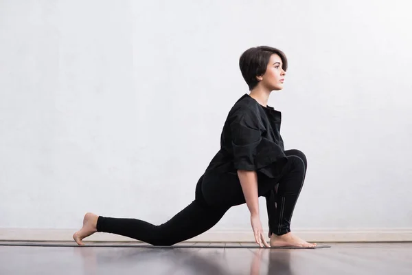 Junge Und Fitte Frau Beim Yoga Der Klasse Dehnübungen Tageslicht — Stockfoto