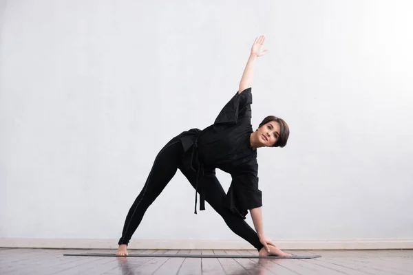 Ung Och Vältränad Kvinna Som Utövar Yoga Inomhus Klassen Stretching — Stockfoto
