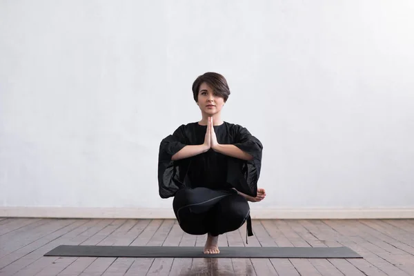 Giovane Forma Donna Che Pratica Yoga Coperto Nella Classe Esercizio — Foto Stock